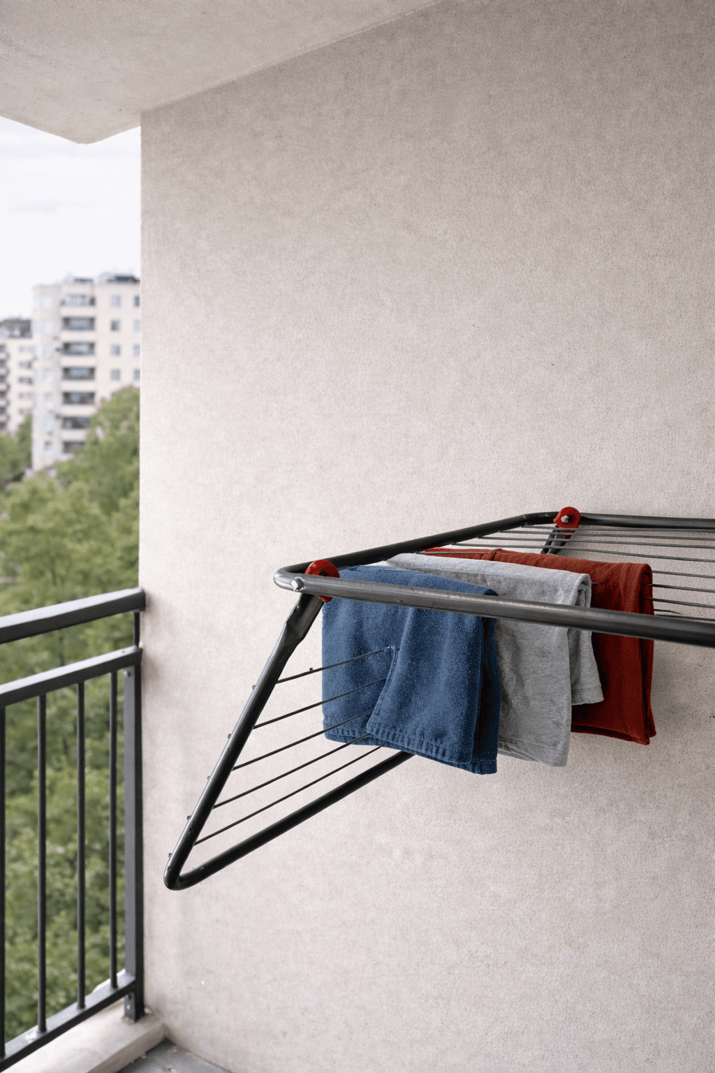 Foldable wall drying rack with wings